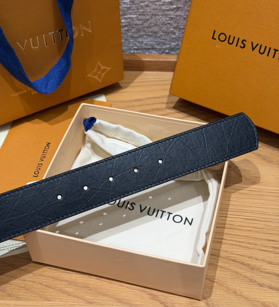 루이비통 LV 이니셜 40mm 트리욘 가죽 벨트 상세 이미지 5