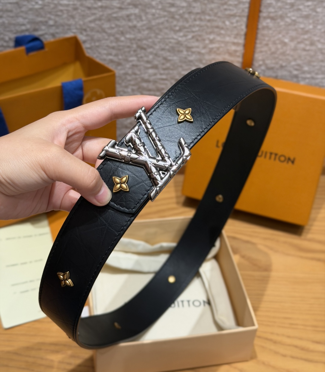 루이비통 LV 이니셜 40mm 모노그램 스터드 벨트 상세 이미지 10
