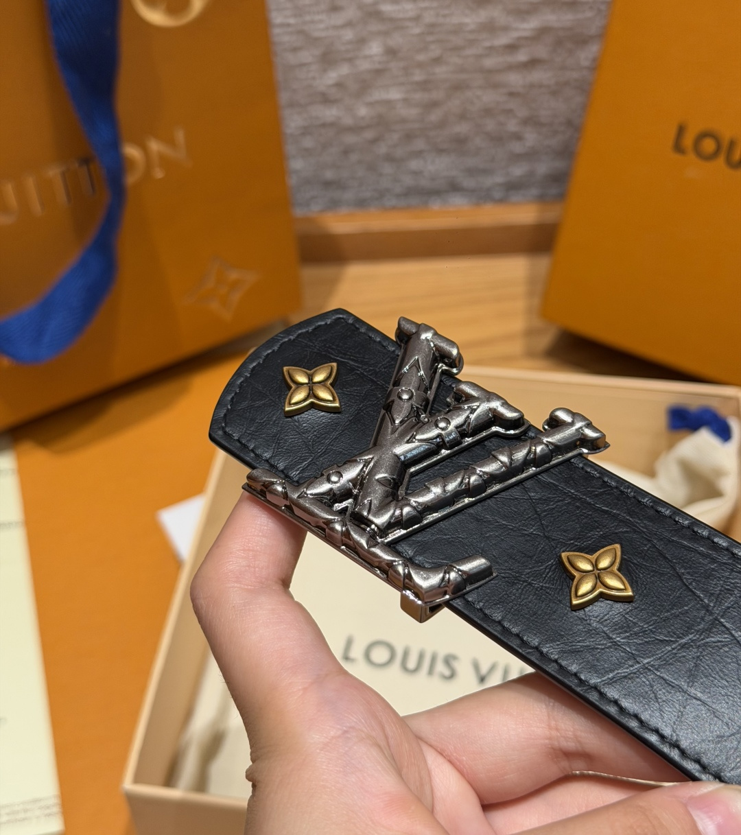 루이비통 LV 이니셜 40mm 모노그램 스터드 벨트 상세 이미지 4