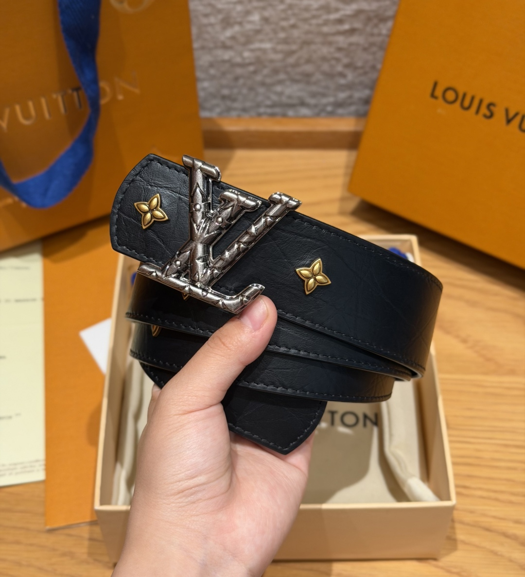 루이비통 LV 이니셜 40mm 모노그램 스터드 벨트 상세 이미지 8
