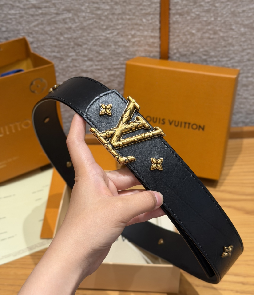 루이비통 LV 이니셜 모노그램 스터드 벨트 상세 이미지 10