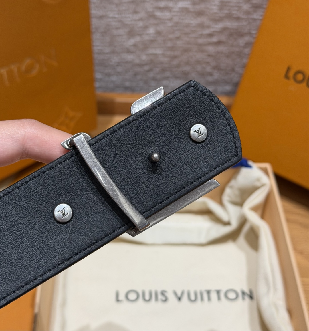 루이비통 LV 이니셜 모노그램 40mm 벨트 상세 이미지 4