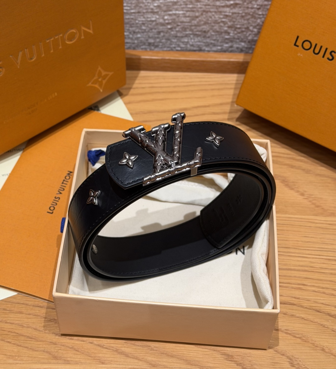루이비통 LV 이니셜 모노그램 40mm 벨트 상세 이미지 8