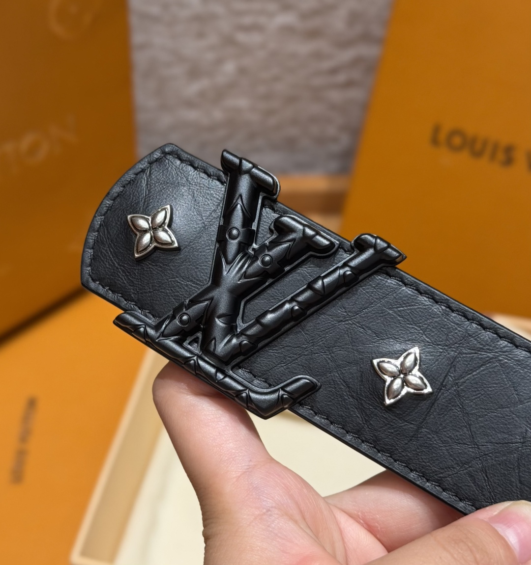 루이비통 LV 이니셜 40mm 트리옹 가죽 벨트 상세 이미지 4