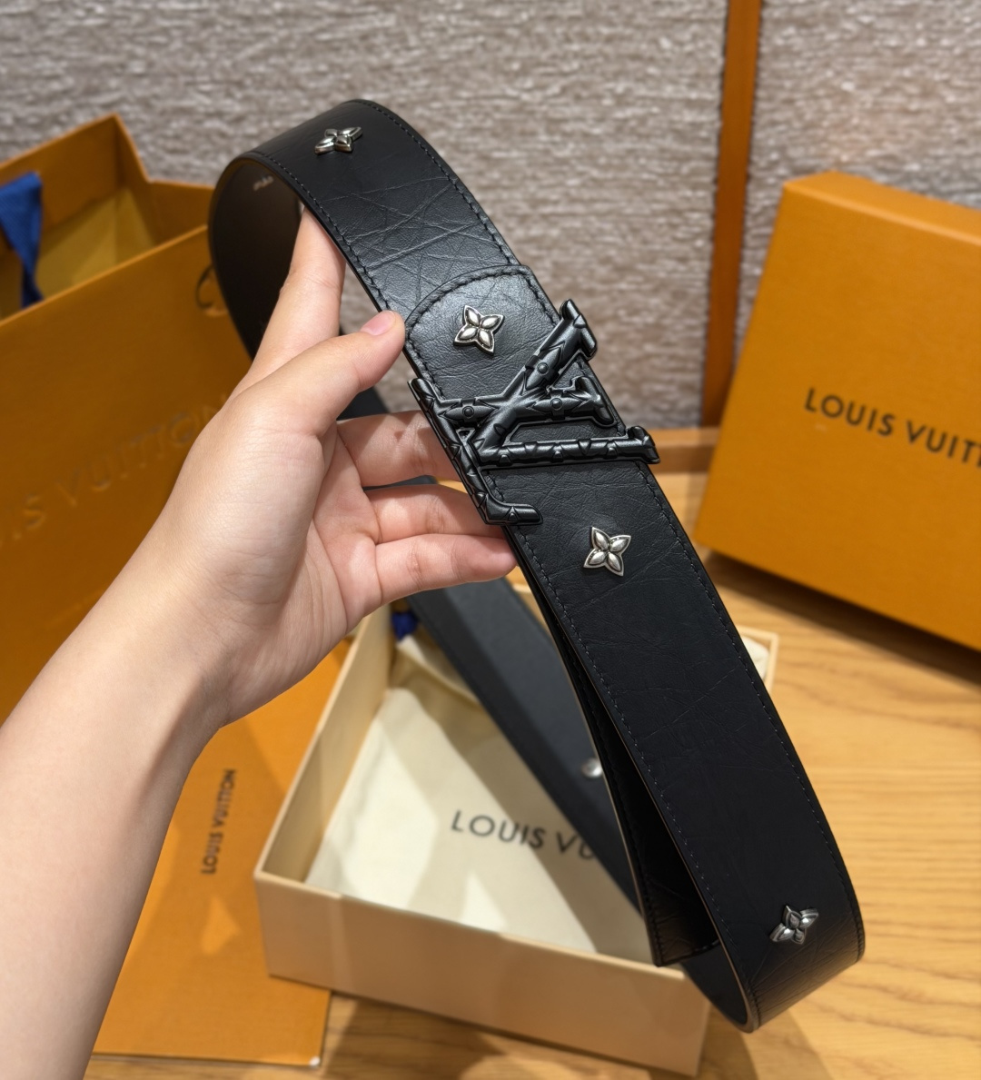 루이비통 LV 이니셜 40mm 트리옹 가죽 벨트 상세 이미지 9