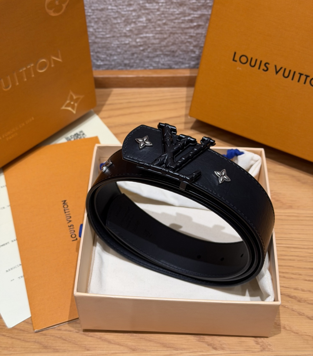 루이비통 LV 이니셜 40mm 트리옹 가죽 벨트 상세 이미지 8
