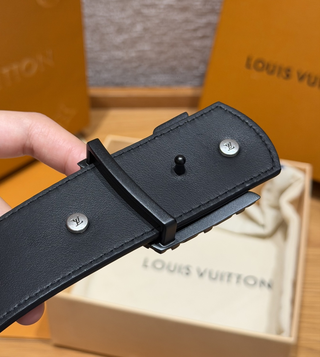루이비통 LV 이니셜 40mm 트리옹 가죽 벨트 상세 이미지 5