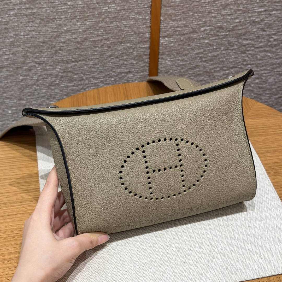 NO:893935,StyleVideoches Color8Q/Beige Marfa Size21*14*4cm LeatherTogo From France HardwareSilver Dinner plate bag, Marfa rice, original togo cowhide imported from France, silver buckle, high-end hand-made exclusive customization, pure hand-made nails, hand-engraved hardware, stainless steel diode 18k hardware, customer order, Hermes, hermes, louis vuitton, tom ford, cowhide, Hermes,19860909StyleVideoches Colour8Q/Beige Marfa Size21*14*4cm LeatherTogo From France HardwareSilver 餐盘包,马尔法米,法国进口原厂togo牛皮,银扣,高级全手工专属定制 纯手工手打钉,手刻五金,精钢电渡18k五金 客订实拍customer order,爱马仕,hermes,louis vuitton,tom ford,cowhide,Hermes,,Bag