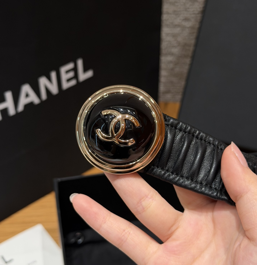 香家褶皱弹力腰带30mm 高级时装系列透过玩转分量感与多层次堆叠 以梦幻手法重新演绎品牌经典符码