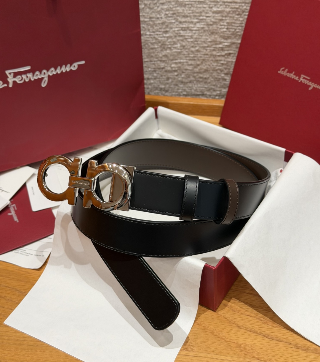 NO:860945,The original Fila double-sided adjustable Gancini belt 35mm adopts a double-sided design and is decorated with Gancini buckles to create a variety of dressing styles. The length is adjustable to ensure the ideal slimming effect at all times. The 35mm width is suitable for formal wear, casual trousers and other scenarios. The double-sided design can switch between two styles. It is a practical item for business commuting. The full set is fully packaged. Width 3.5cm. Belt19860909原单菲拉双面可调式Gancini皮带35mm 采用双面设计,缀以Gancini扣饰,演绎多变穿搭风格.长度可调节,确保时刻达到理想的修身效果.35毫米宽度适配正装、休闲裤装等多场景穿搭,双面设计可切换两种造型,是商务通勤的实用单品.全套包装齐全. 宽度width3.5cm.,皮带,Belt