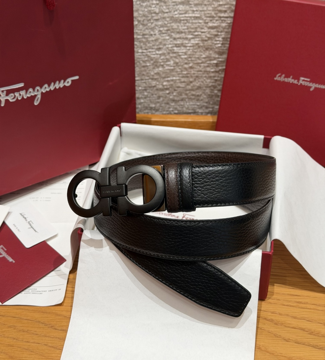 NO:860957,Original order Fila double-sided adjustable Gancini belt 35mm adopts a double-sided design and is decorated with Gancini buckles to create a variety of dressing styles. The length is adjustable to ensure the ideal slimming effect at all times. The 35mm width is suitable for formal wear, casual trousers and other scenarios. The double-sided design can switch between two styles. It is a practical item for business commuting. The complete set is packaged. Width 3.5cm. Belt19860909原单 菲拉双面可调式Gancini皮带35mm 采用双面设计,缀以Gancini扣饰,演绎多变穿搭风格.长度可调节,确保时刻达到理想的修身效果.35毫米宽度适配正装、休闲裤装等多场景穿搭,双面设计可切换两种造型,是商务通勤的实用单品.全套包装齐全. 宽度width3.5cm.,皮带,Belt