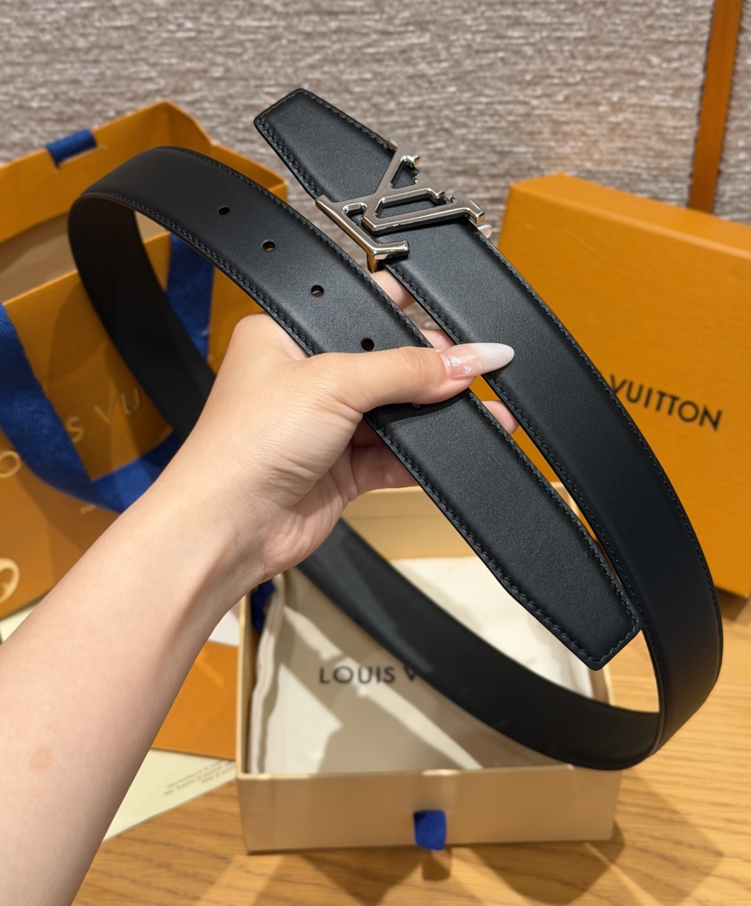 루이비통 LV 이니셜 리버시블 송아지가죽 벨트 40MM 상세 이미지 3