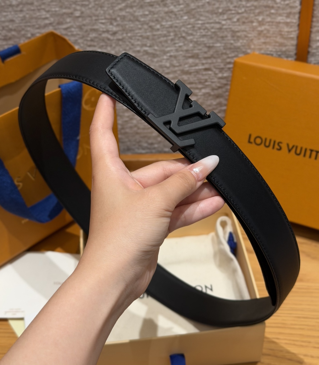 루이비통 LV 이니셜 리버시블 송아지가죽 벨트 상세 이미지 4