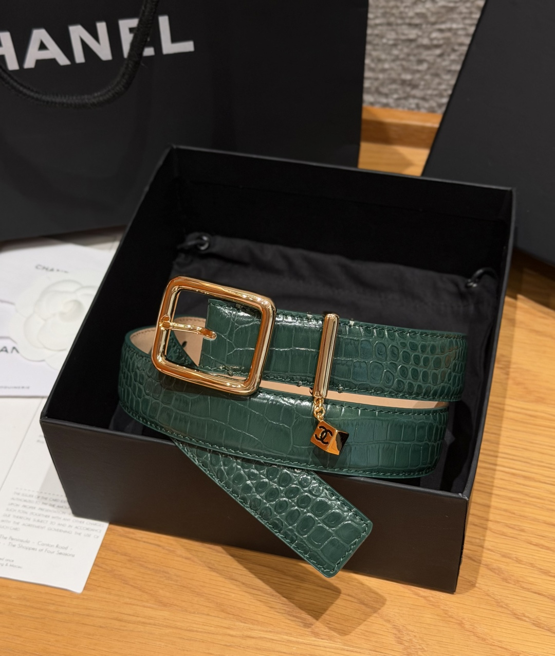 香家✨ Leather Belt with CC Charm,Crocodile Embossed Ca 香家✨ Leather Belt with CC Charm,Crocodile Embossed Ca