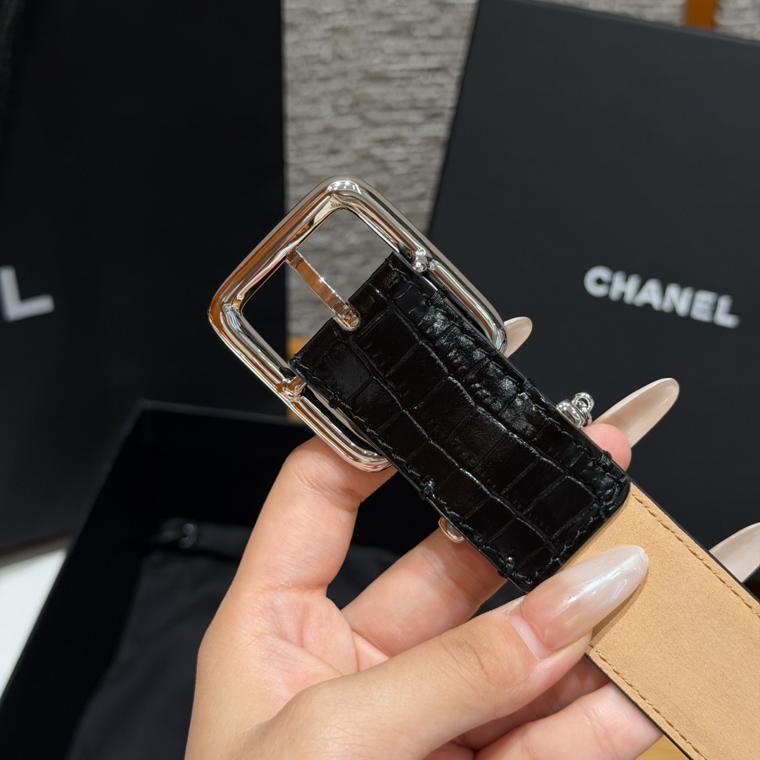 香家✨ Leather Belt with CC Charm,Crocodile Embossed Ca