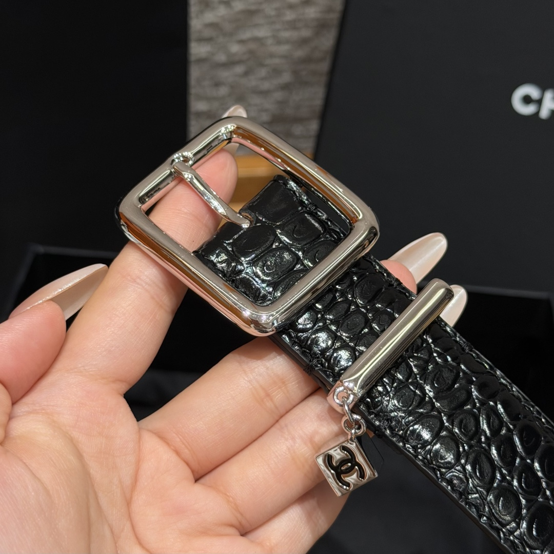 香家✨ Leather Belt with CC Charm,Crocodile Embossed Ca