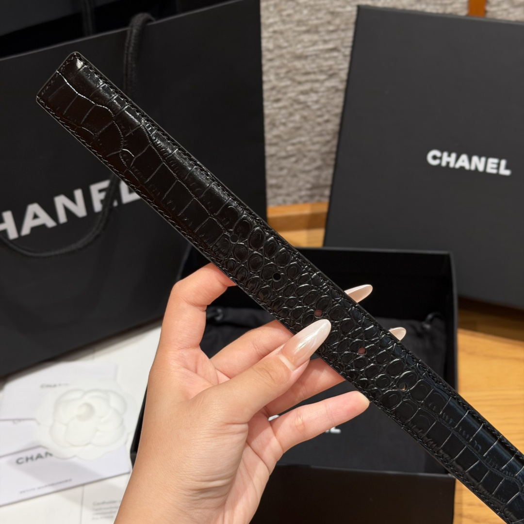 香家✨ Leather Belt with CC Charm,Crocodile Embossed Ca