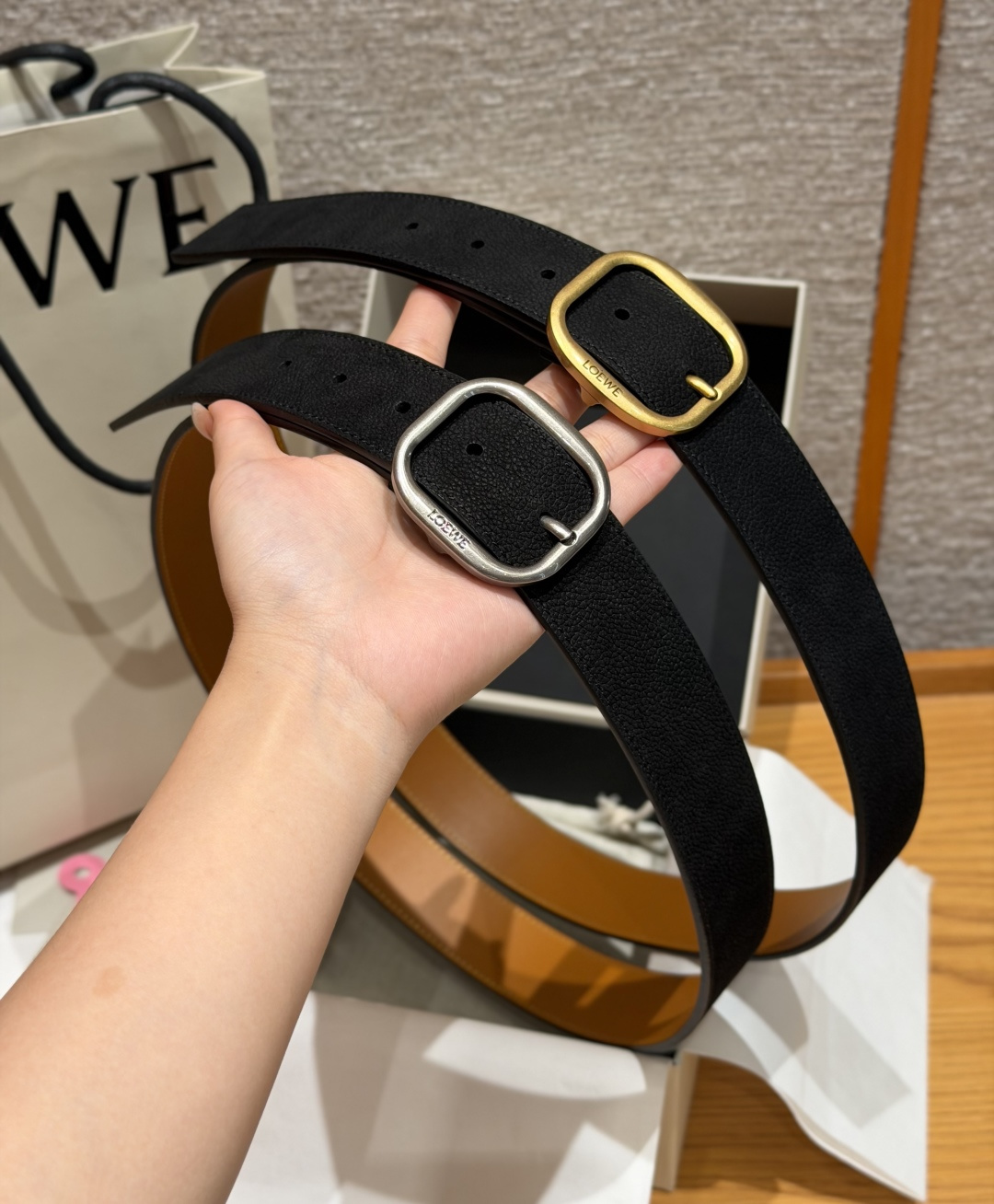 NO:882710,Original order Yiweijia Rounded soft belt in nubuck calfskin 10mm soft belt in nubuck calfskin, round buckle, pin buckle, 3.5 cm wide, five-hole adjustment, engraved brand logo. Wide design, made of nubuck leather, retro texture, five-hole adjustment to adapt to a variety of waistlines. Suitable for jeans, suit pants and skirts, suitable for commuting and leisure. It is recommended to refer to the size chart to choose the appropriate size. The complete set is packaged.  Width width 3.5cm, belt, skirts, jeans, business suit19860909原单 意威家 Rounded soft belt in nubuck calfskin 10mm 牛巴革柔软腰带 圆形搭扣,针扣,3.5厘米宽,五孔调节,镌刻品牌标志.宽版设计,牛巴革打造,复古质感高级,五孔调节适配多种腰围.适配牛仔裤、西装裤与裙装,通勤休闲皆可驾驭.建议参照尺码表选择合适的尺码.全套包装齐全. 宽度width3.5cm,皮带,skirts,jeans,business suit,Belt