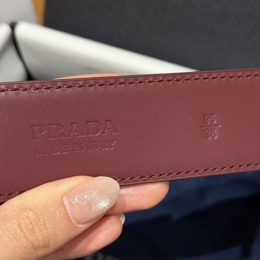 普家✨ Leather Belt 33mm 皮革腰带此款腰带设计简约精致，采用细腻皮革打造，呈现柔软自然