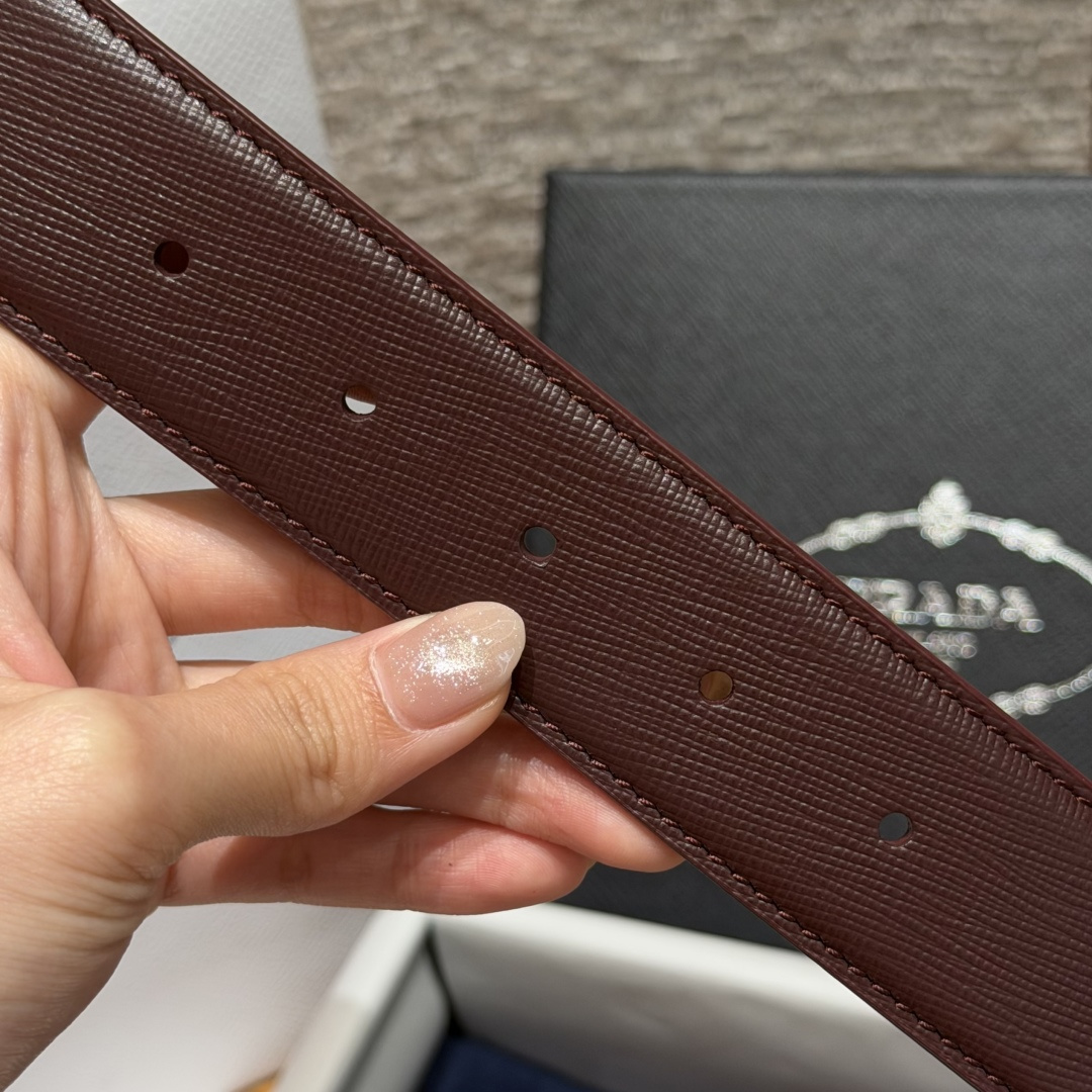普家✨ Leather Belt 33mm 皮革腰带此款腰带设计简约精致，采用细腻皮革打造，呈现柔软自然