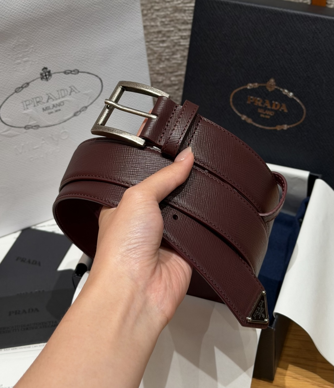 普家✨ Leather Belt 33mm 皮革腰带此款腰带设计简约精致，采用细腻皮革打造，呈现柔软自然