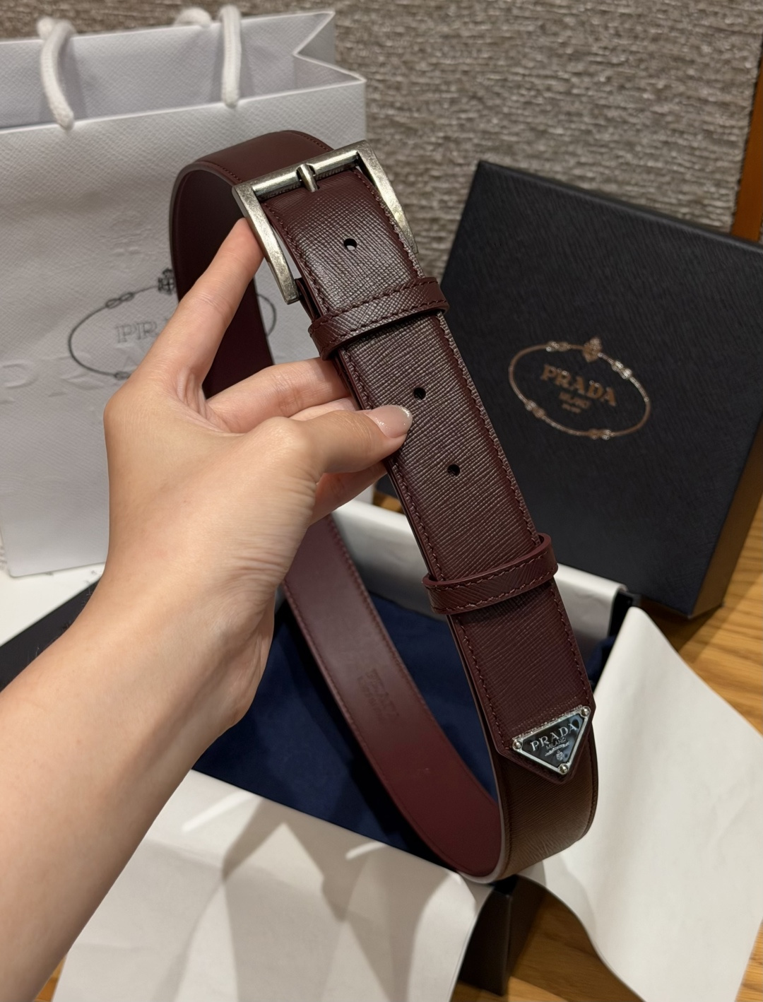 普家✨ Leather Belt 33mm 皮革腰带此款腰带设计简约精致，采用细腻皮革打造，呈现柔软自然
