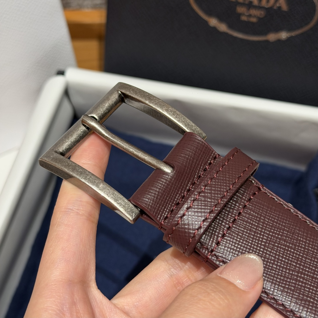 普家✨ Leather Belt 33mm 皮革腰带此款腰带设计简约精致，采用细腻皮革打造，呈现柔软自然