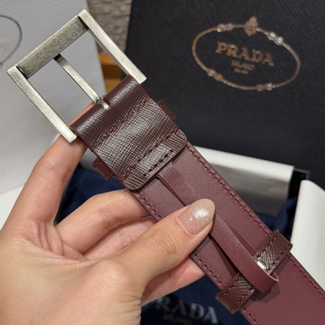 普家✨ Leather Belt 33mm 皮革腰带此款腰带设计简约精致，采用细腻皮革打造，呈现柔软自然