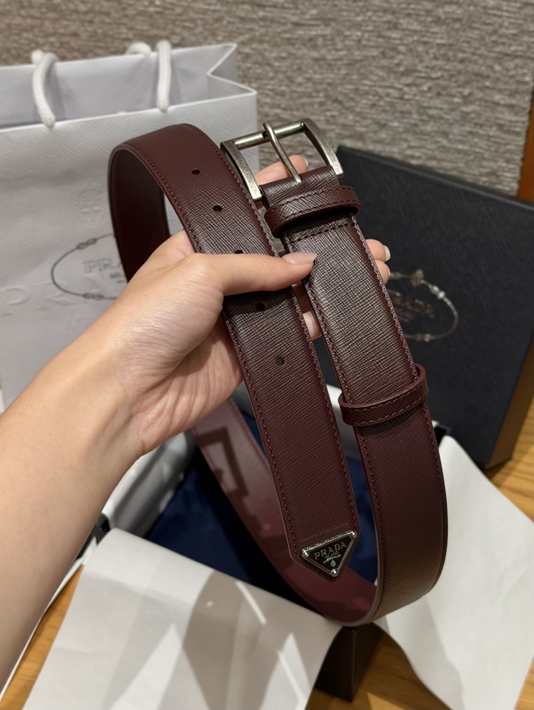 普家✨ Leather Belt 33mm 皮革腰带此款腰带设计简约精致，采用细腻皮革打造，呈现柔软自然