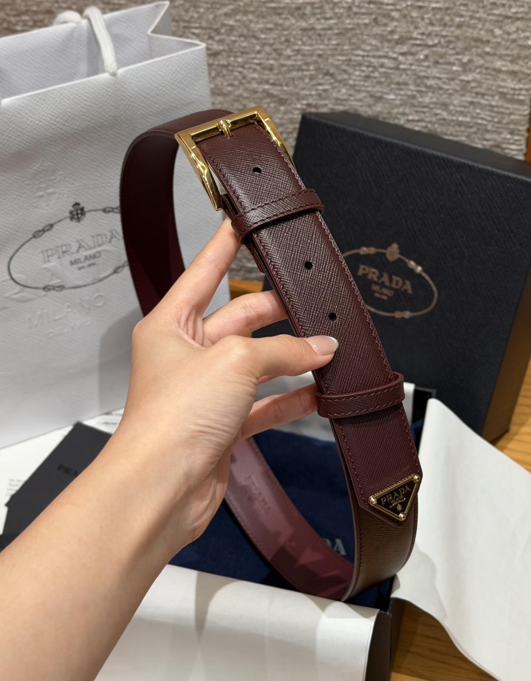 普家✨ Leather Belt 33mm 皮革腰带此款腰带设计简约精致,采用细腻皮革打造,呈现柔软自然 普家✨ Leather Belt 33mm 皮革腰带此款腰带设计简约精致,采用细腻皮革打造,呈现柔软自然