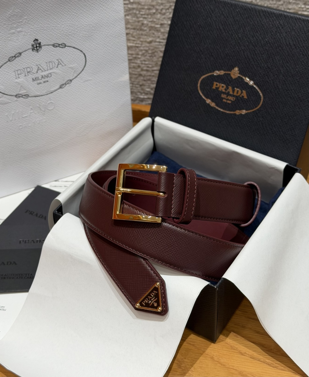 普家✨ Leather Belt 33mm 皮革腰带此款腰带设计简约精致,采用细腻皮革打造,呈现柔软自然 普家✨ Leather Belt 33mm 皮革腰带此款腰带设计简约精致,采用细腻皮革打造,呈现柔软自然