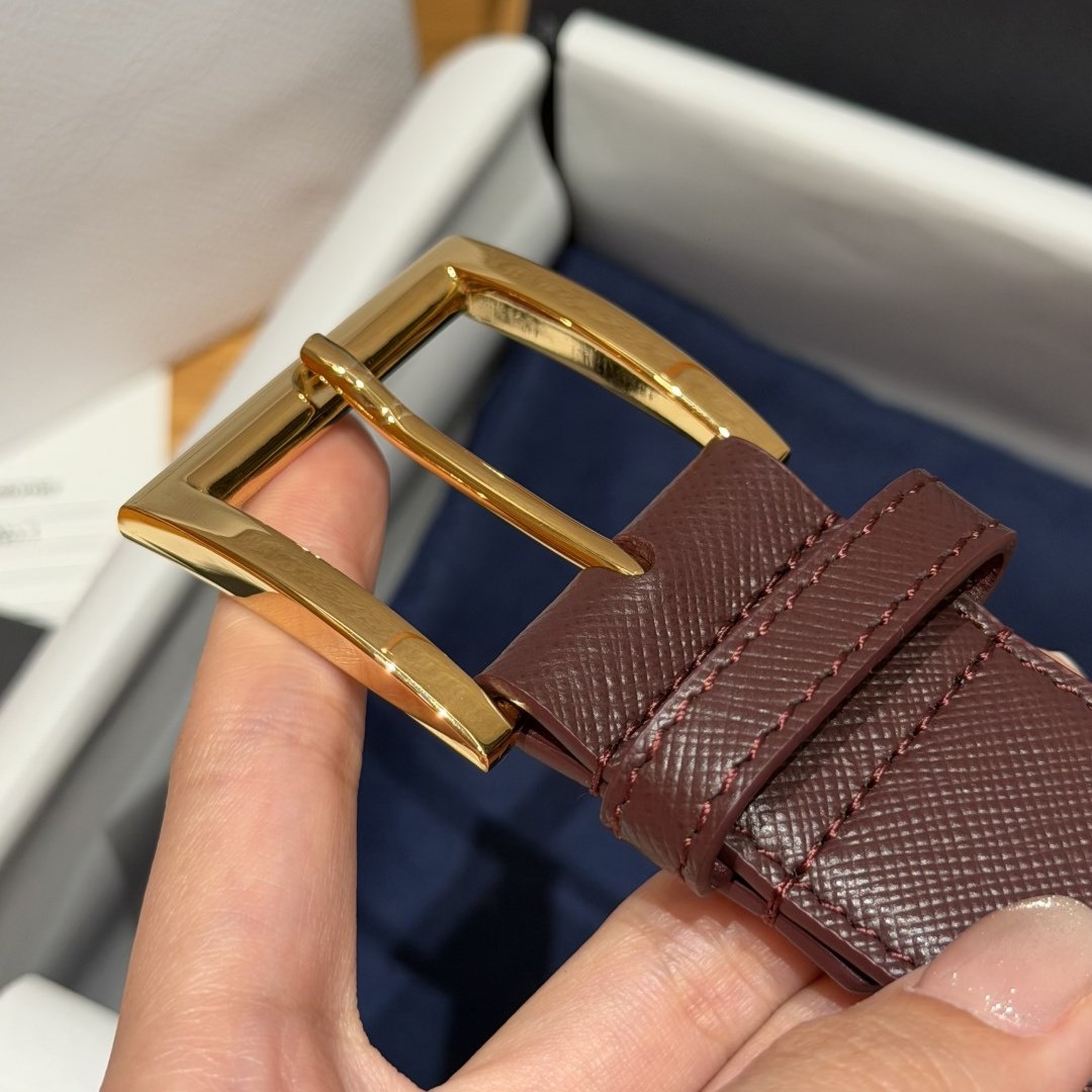 普家✨ Leather Belt 33mm 皮革腰带此款腰带设计简约精致,采用细腻皮革打造,呈现柔软自然 普家✨ Leather Belt 33mm 皮革腰带此款腰带设计简约精致,采用细腻皮革打造,呈现柔软自然