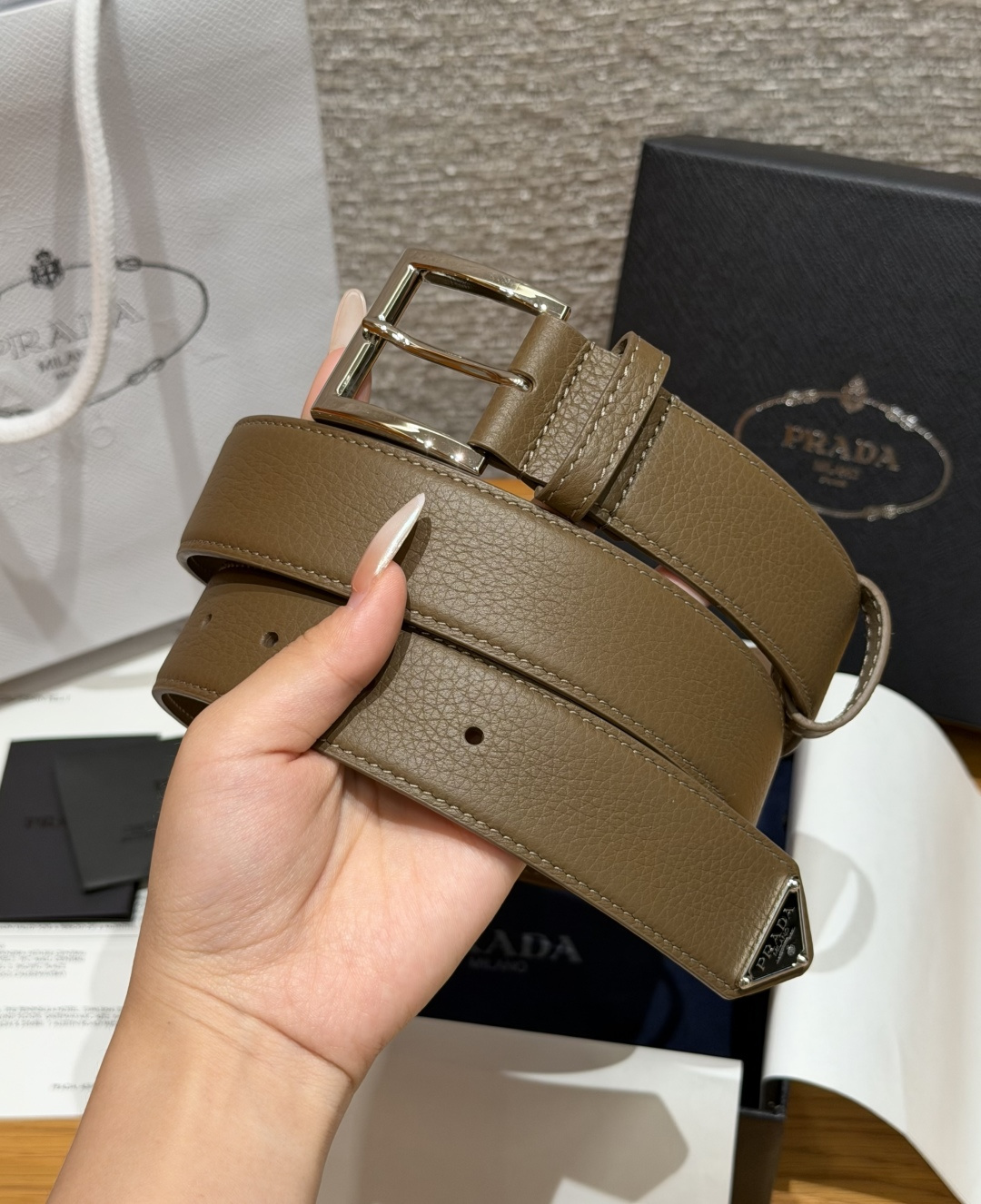 普家✨ Leather Belt 33mm 皮革腰带此款腰带设计简约精致,采用细腻皮革打造,呈现柔软自然 普家✨ Leather Belt 33mm 皮革腰带此款腰带设计简约精致,采用细腻皮革打造,呈现柔软自然