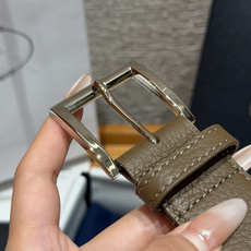 普家✨ Leather Belt 33mm 皮革腰带此款腰带设计简约精致,采用细腻皮革打造,呈现柔软自然 普家✨ Leather Belt 33mm 皮革腰带此款腰带设计简约精致,采用细腻皮革打造,呈现柔软自然