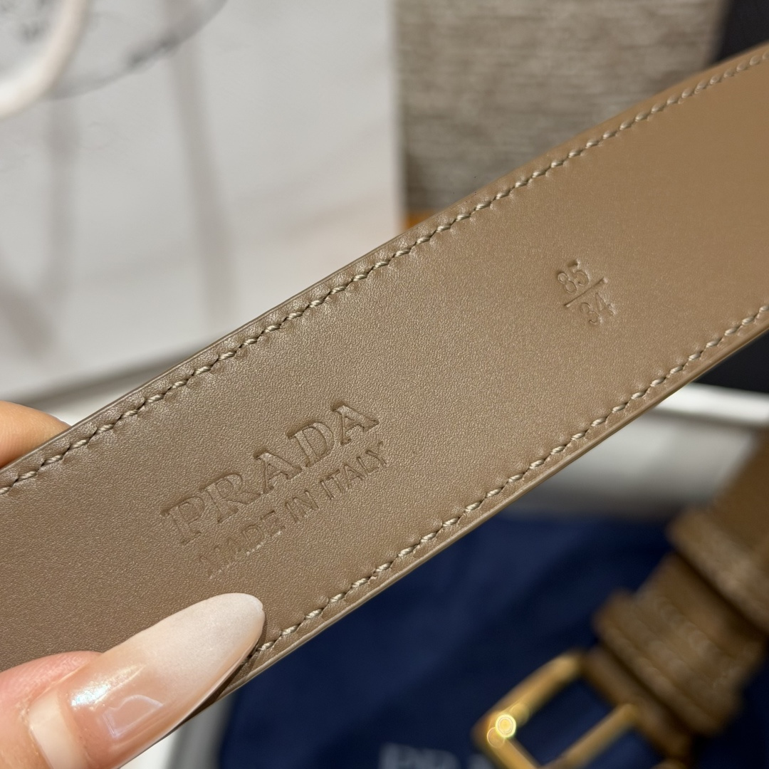 普家✨ Leather Belt 33mm 皮革腰带此款腰带设计简约精致，采用细腻皮革打造，呈现柔软自然
