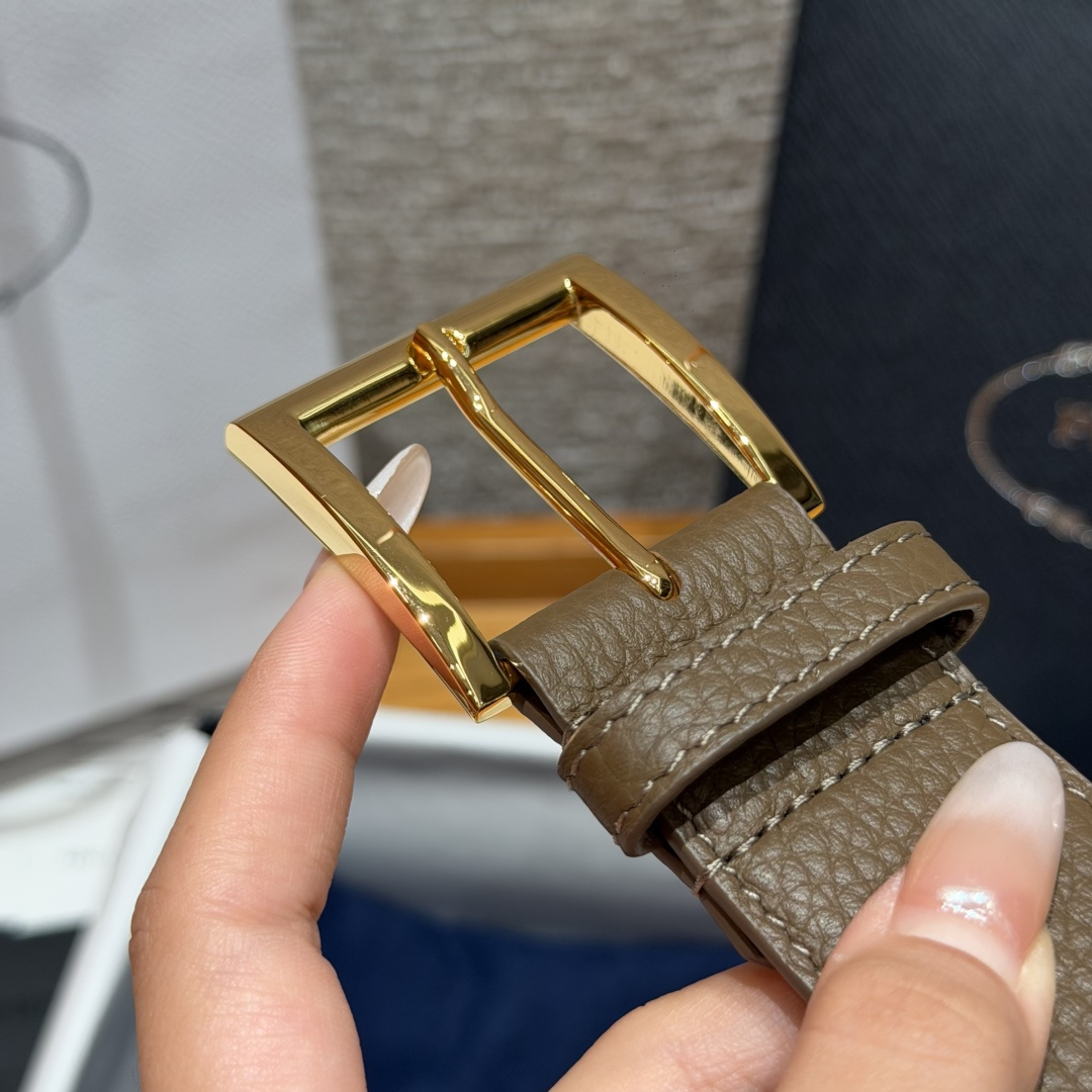 普家✨ Leather Belt 33mm 皮革腰带此款腰带设计简约精致，采用细腻皮革打造，呈现柔软自然