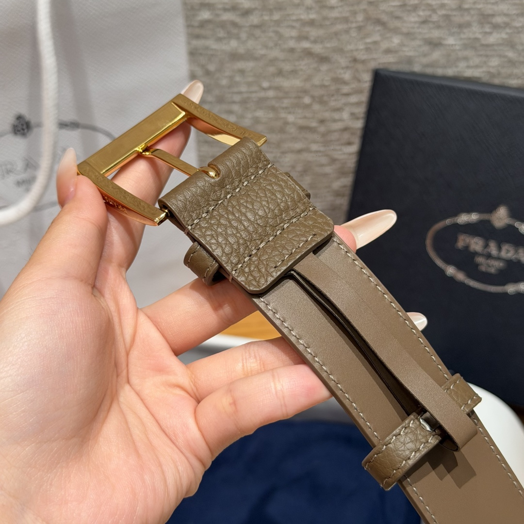 普家✨ Leather Belt 33mm 皮革腰带此款腰带设计简约精致，采用细腻皮革打造，呈现柔软自然
