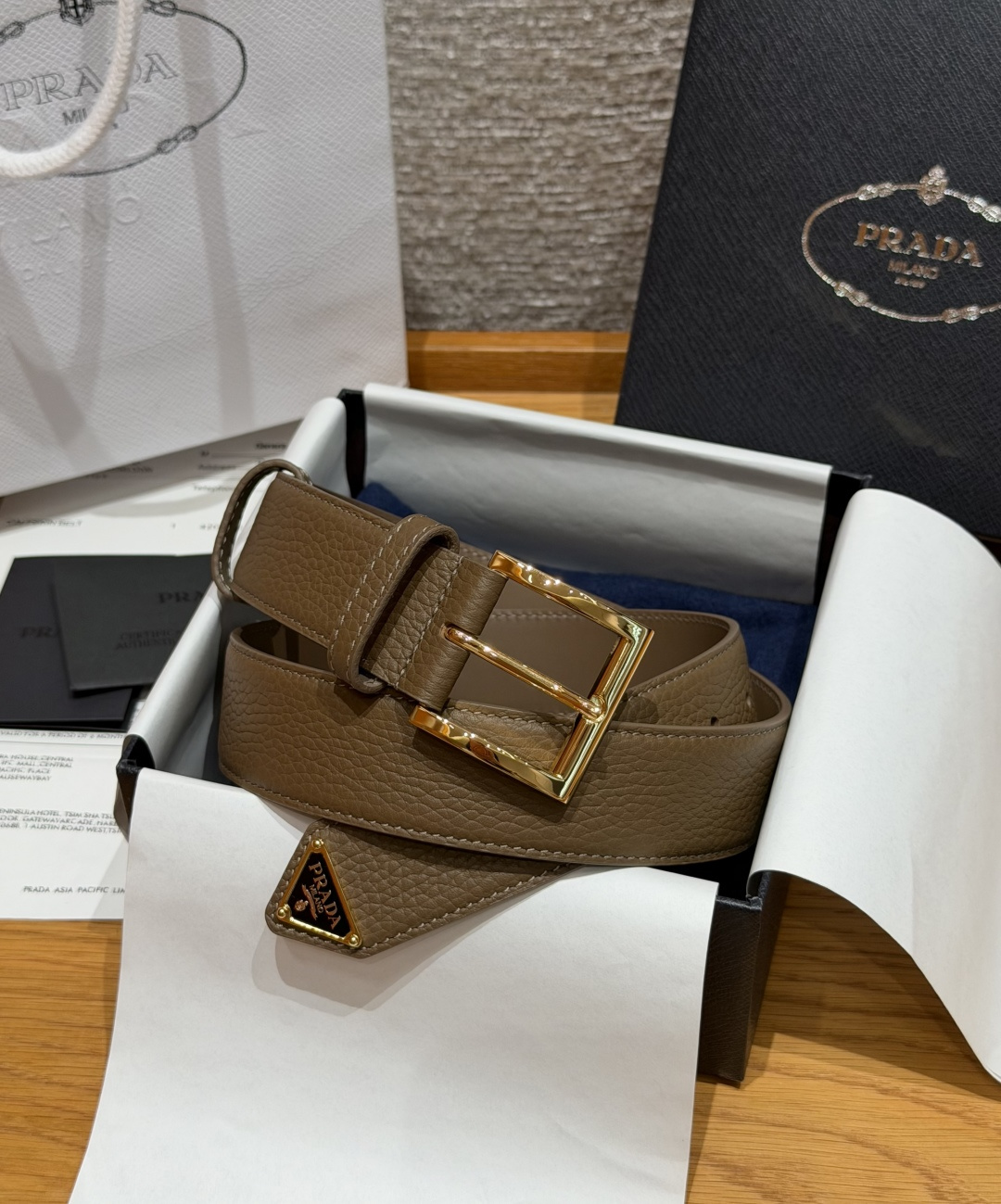 普家✨ Leather Belt 33mm 皮革腰带此款腰带设计简约精致，采用细腻皮革打造，呈现柔软自然