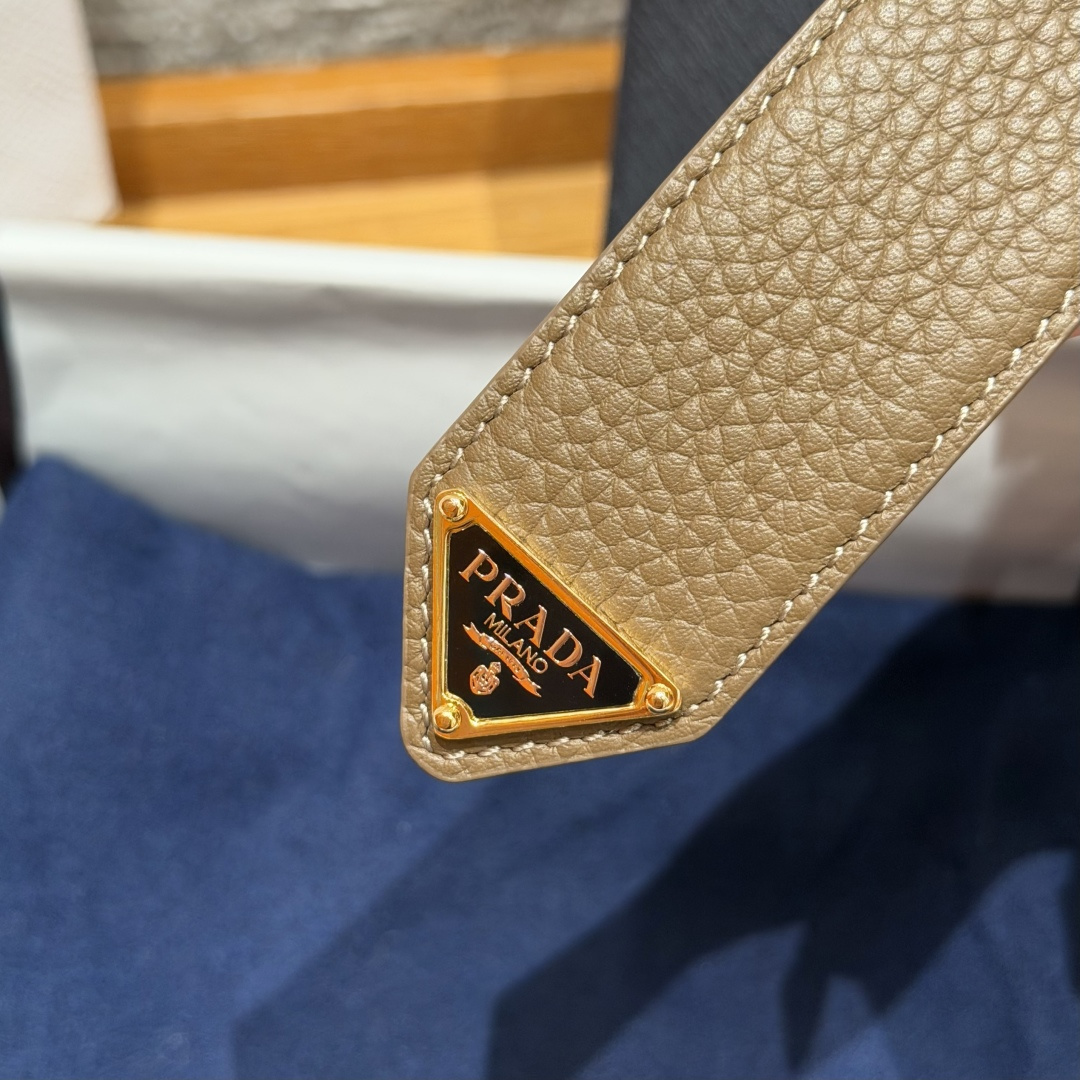 普家✨ Leather Belt 33mm 皮革腰带此款腰带设计简约精致，采用细腻皮革打造，呈现柔软自然