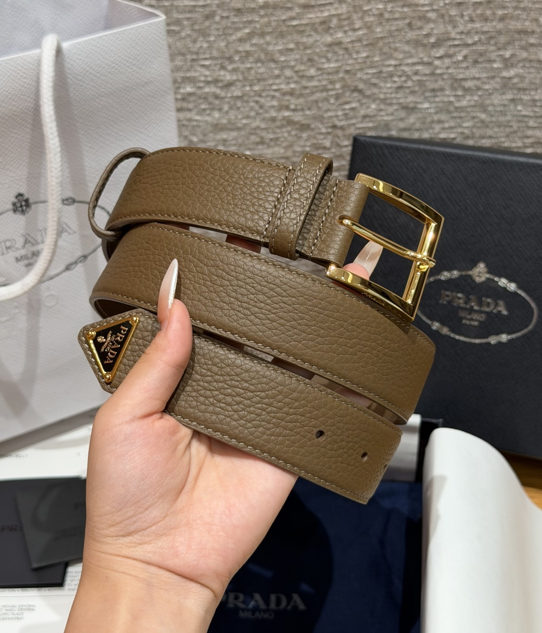 普家✨ Leather Belt 33mm 皮革腰带此款腰带设计简约精致，采用细腻皮革打造，呈现柔软自然