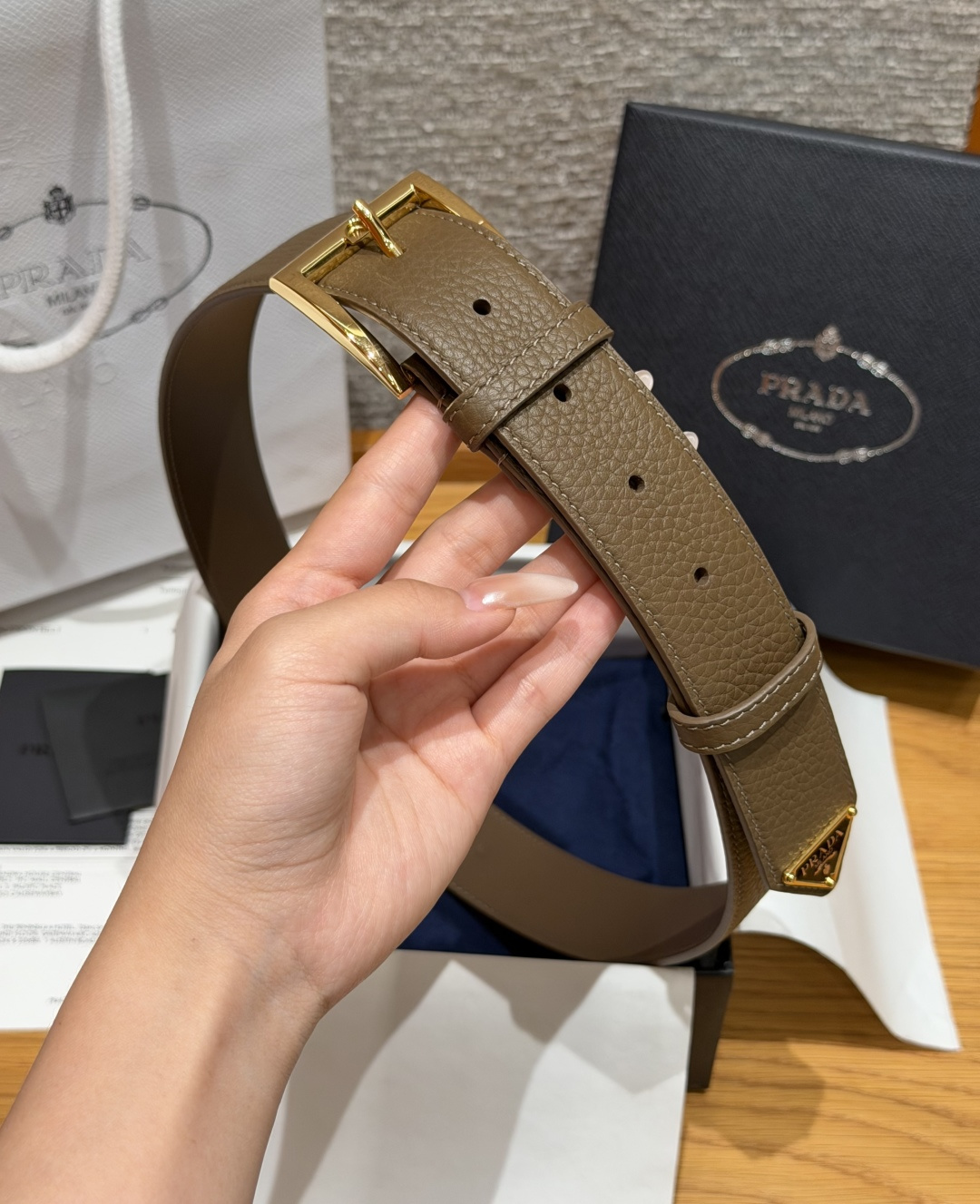 普家✨ Leather Belt 33mm 皮革腰带此款腰带设计简约精致，采用细腻皮革打造，呈现柔软自然