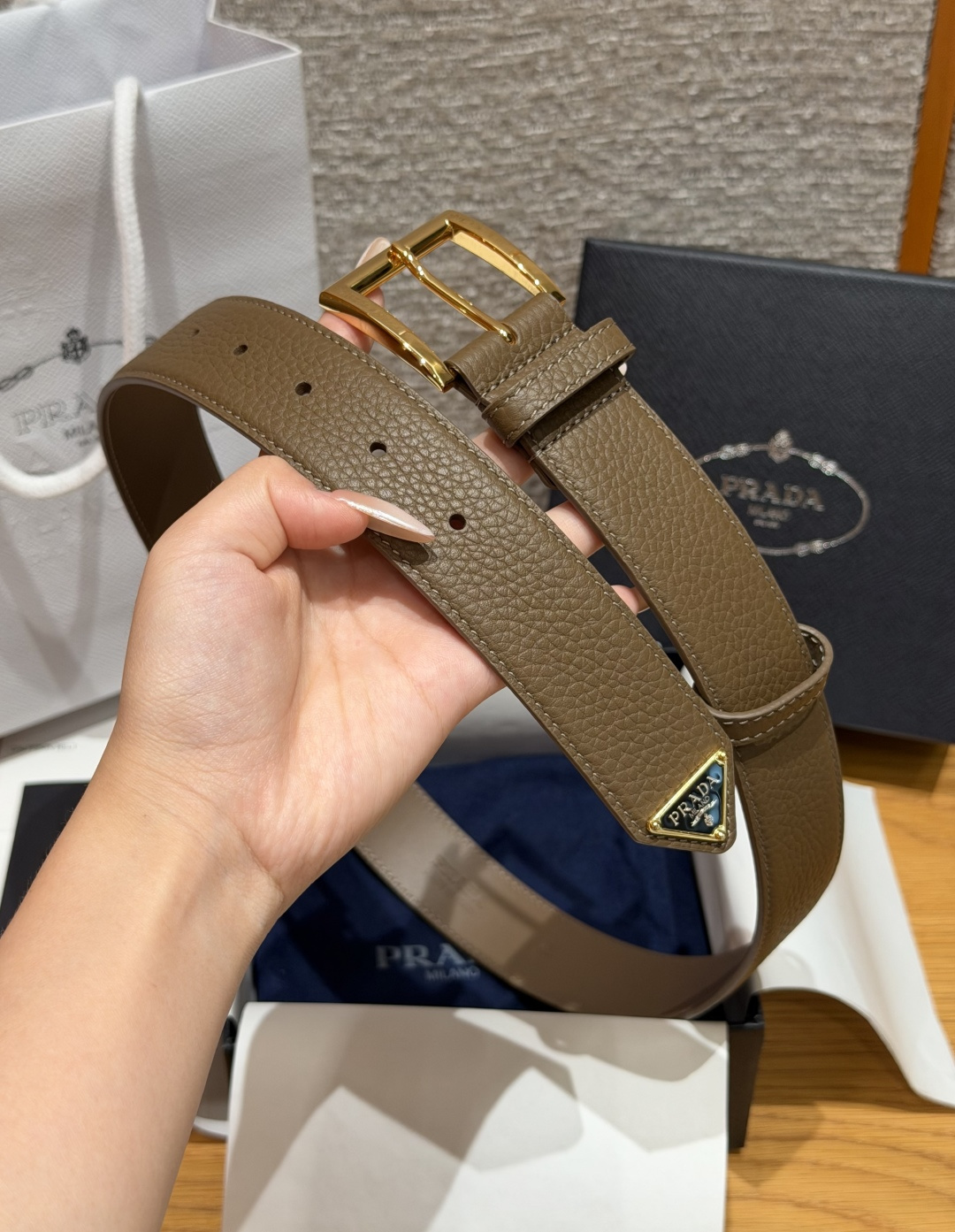 普家✨ Leather Belt 33mm 皮革腰带此款腰带设计简约精致，采用细腻皮革打造，呈现柔软自然