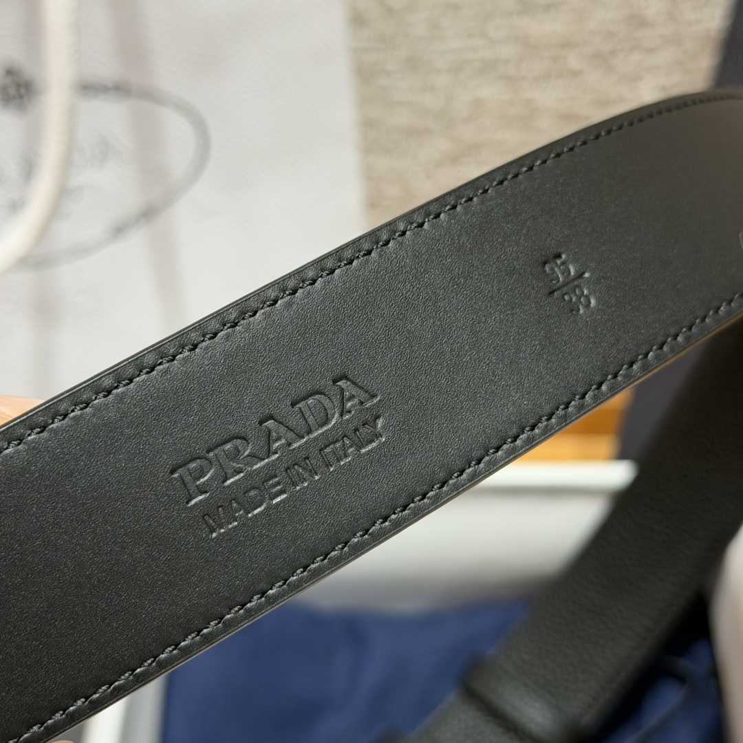 普家✨ Leather Belt 33mm 皮革腰带此款腰带设计简约精致，采用细腻皮革打造，呈现柔软自然