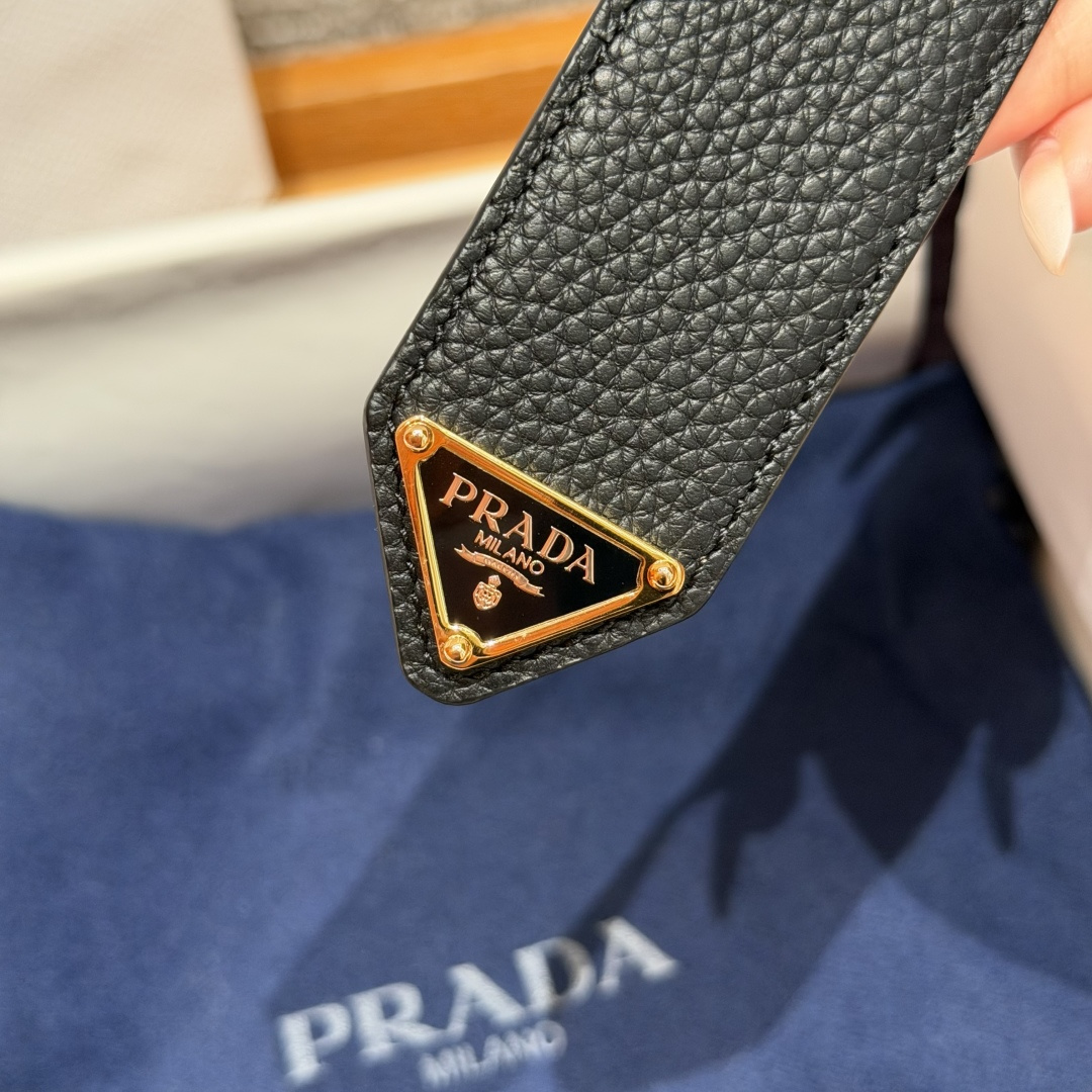 普家✨ Leather Belt 33mm 皮革腰带此款腰带设计简约精致，采用细腻皮革打造，呈现柔软自然