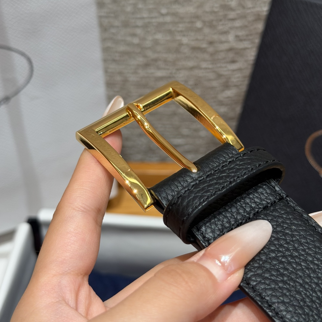 普家✨ Leather Belt 33mm 皮革腰带此款腰带设计简约精致，采用细腻皮革打造，呈现柔软自然
