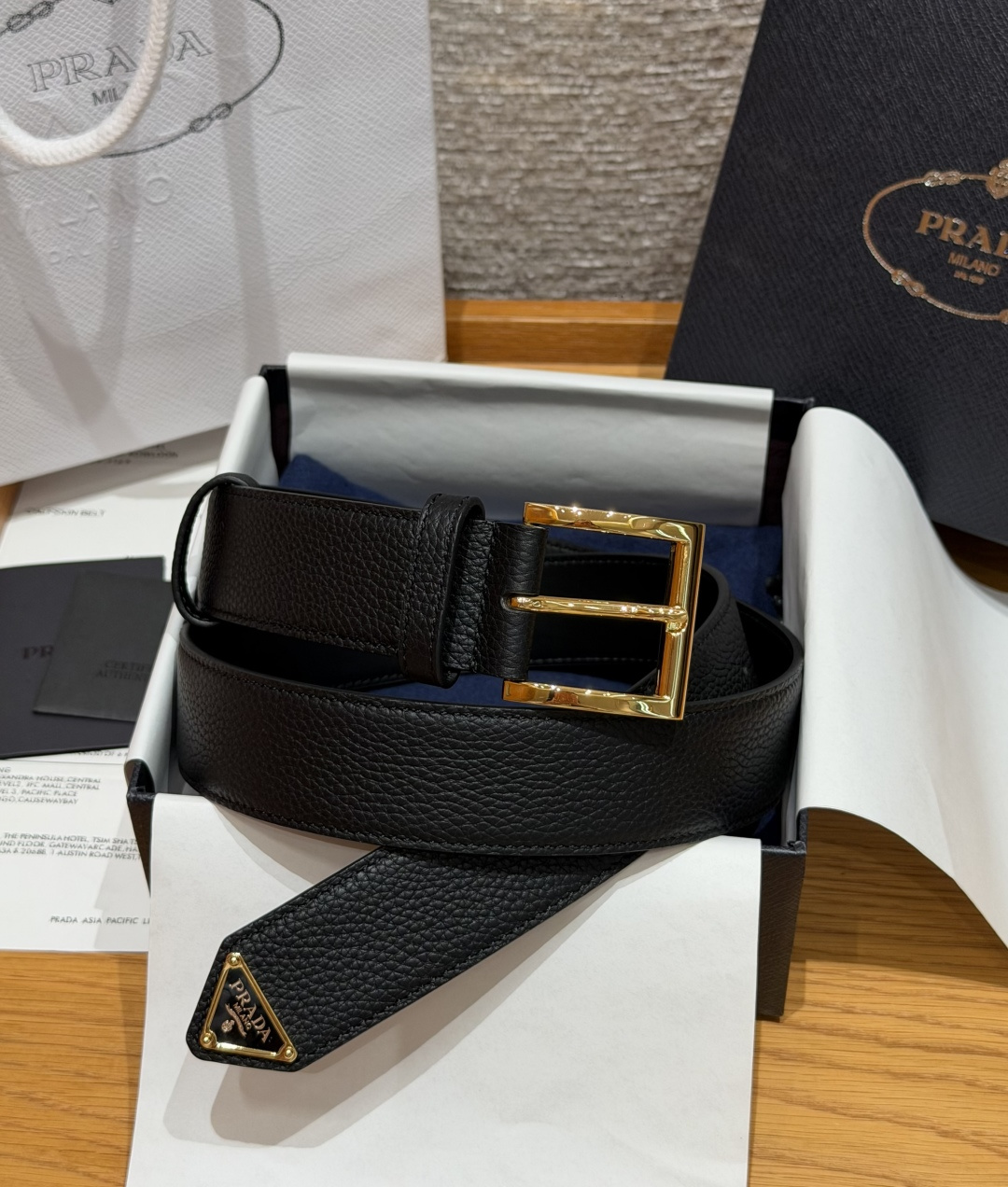 普家✨ Leather Belt 33mm 皮革腰带此款腰带设计简约精致，采用细腻皮革打造，呈现柔软自然