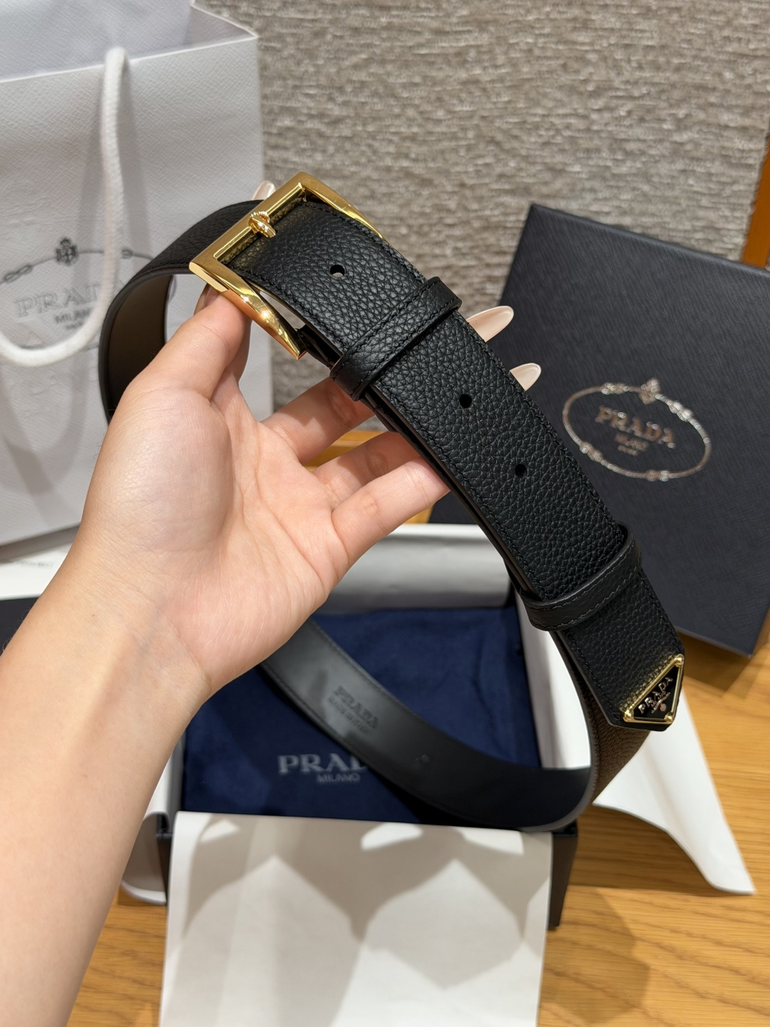 普家✨ Leather Belt 33mm 皮革腰带此款腰带设计简约精致，采用细腻皮革打造，呈现柔软自然