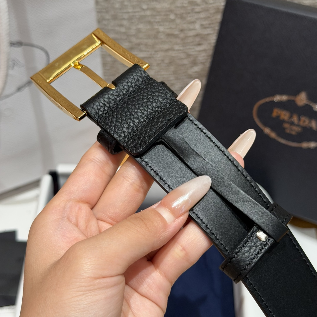 普家✨ Leather Belt 33mm 皮革腰带此款腰带设计简约精致，采用细腻皮革打造，呈现柔软自然