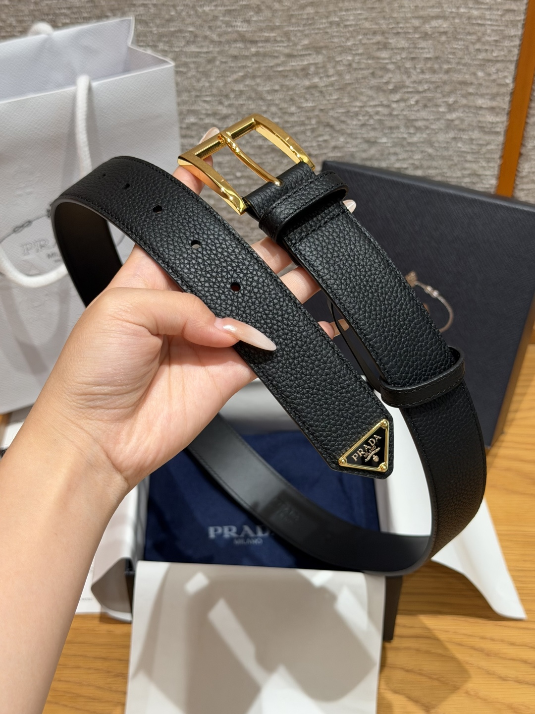 普家✨ Leather Belt 33mm 皮革腰带此款腰带设计简约精致，采用细腻皮革打造，呈现柔软自然