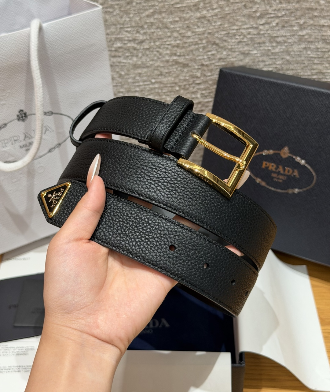 普家✨ Leather Belt 33mm 皮革腰带此款腰带设计简约精致，采用细腻皮革打造，呈现柔软自然